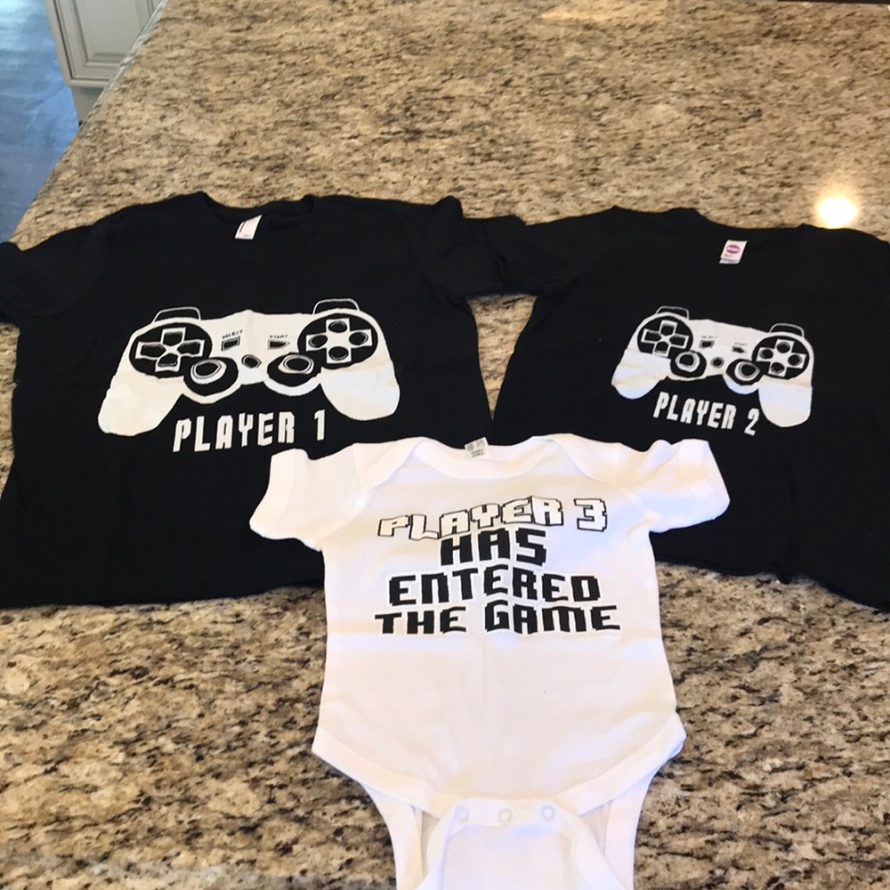 Pregnancy announcement T-shirt’s and baby onesie